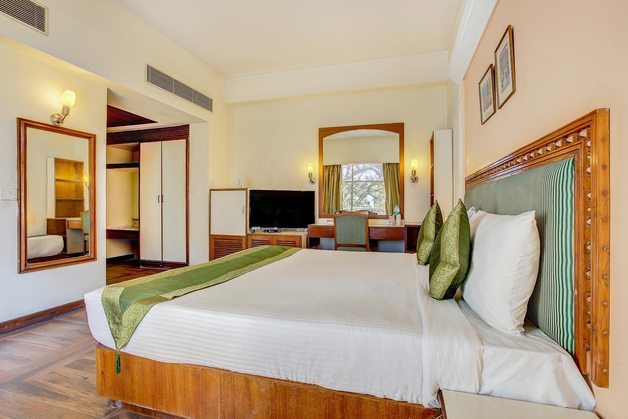 Hotel Ajanta Continental デヘラードゥーン エクステリア 写真